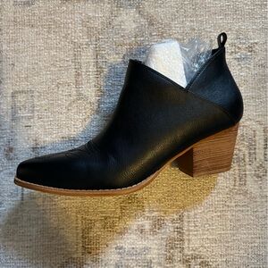 mm- Black Bootie, size 10
